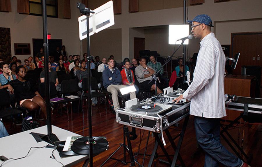DJ Rich Medina '92 lectures on hip hop