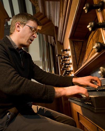David Yearsley playing an organ.
